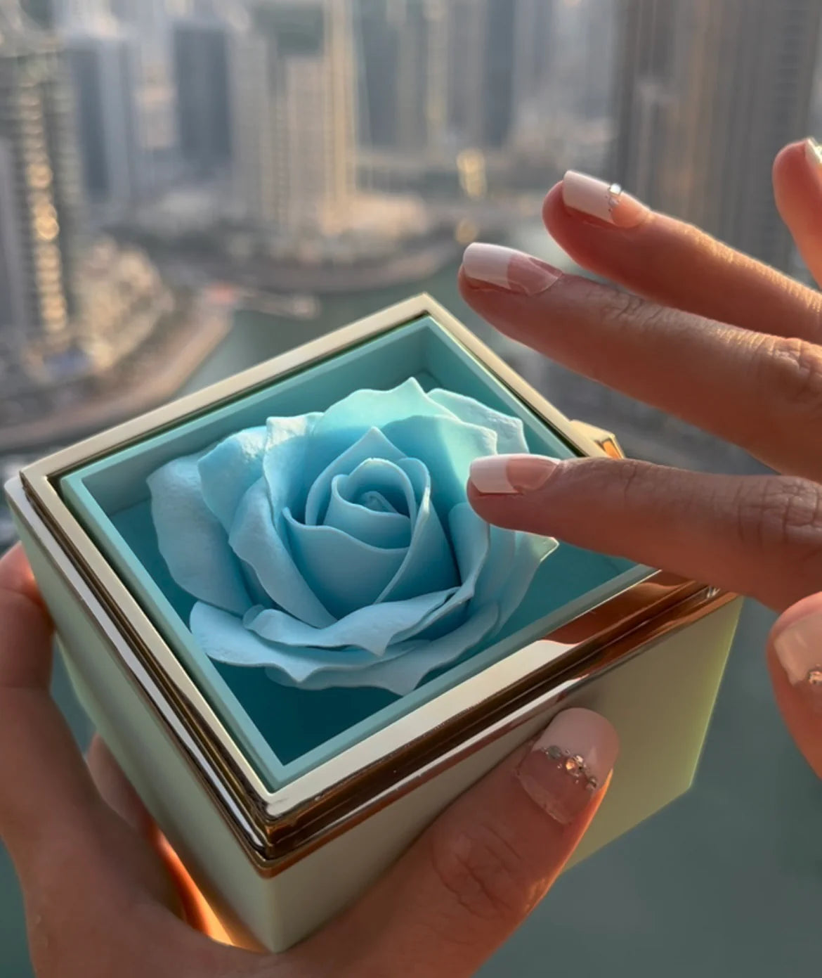 Alt image